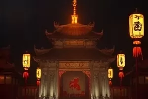 《星轨之下》剧集封面，天文台穹顶与夜空中的星轨