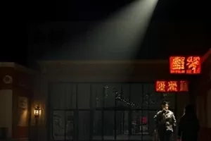 《雾港往事》剧集封面，码头仓库外的湿漉漉石板路